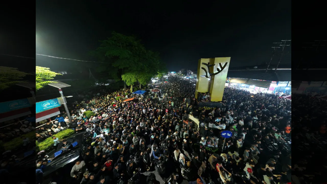 Suasana Nobar Final Piala Dunia di simpang tugu Adipura Kota Payakumbuh